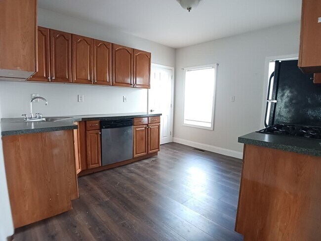 Building Photo - 17 Clare St