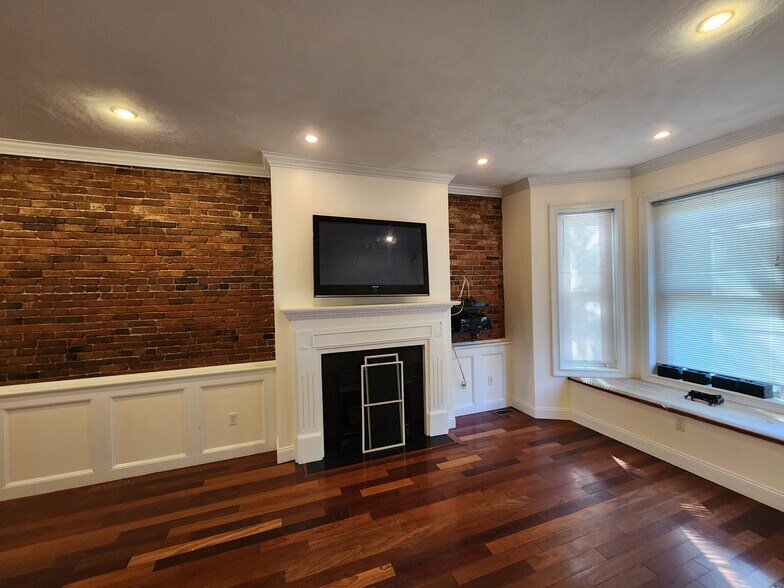 Building Photo - 566 E 5th St