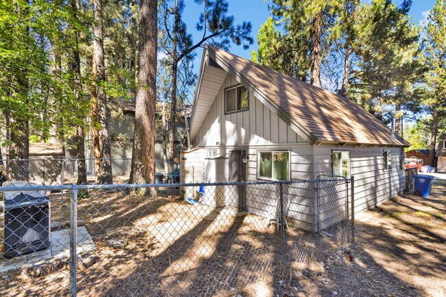 Building Photo - Remodeled 2 Bed / 1 Bath Near Bear Mountain & Golf Course