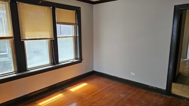 Building Photo - 7146 S Racine Ave