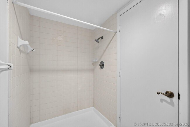 Building Photo - 1628 SE Green Acres Cir