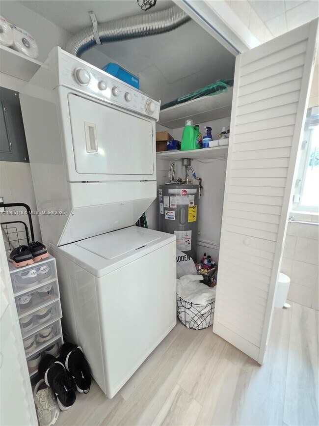 Building Photo - 250 NE 42nd St