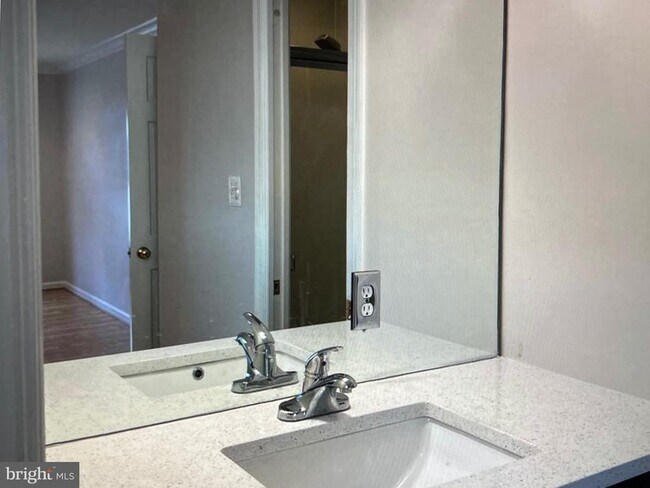 Building Photo - 7256 Glen Hollow Ct