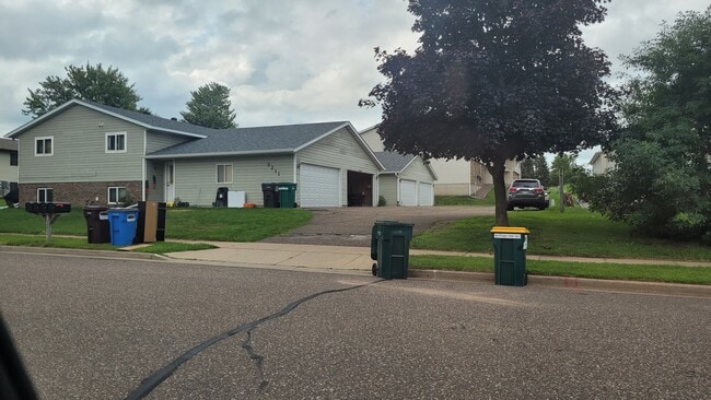 Building Photo - 3211 Oak Knoll Dr