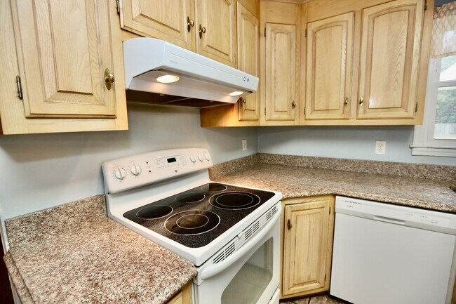 Building Photo - AVAILABLE EARLY MAY, Charming ranch home with front porch in Castle Heights!