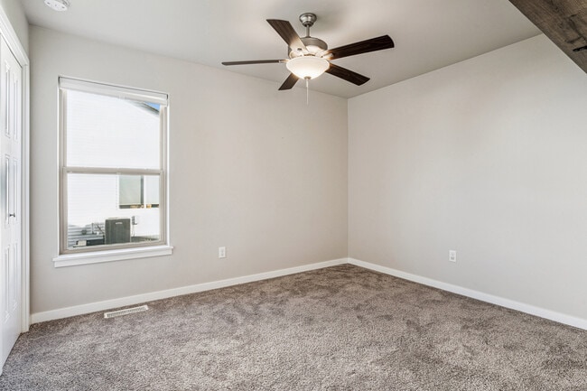 Building Photo - 785 River Bnd Ln