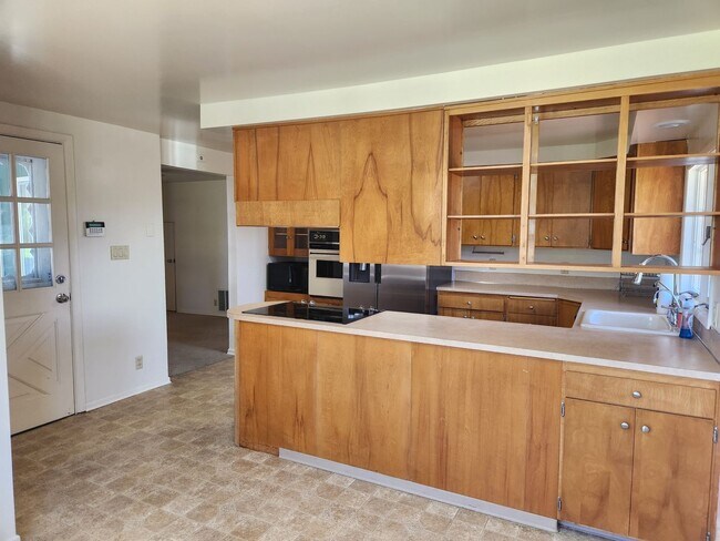 Building Photo - West Valley 3 bedroom country home with 3 bay shop