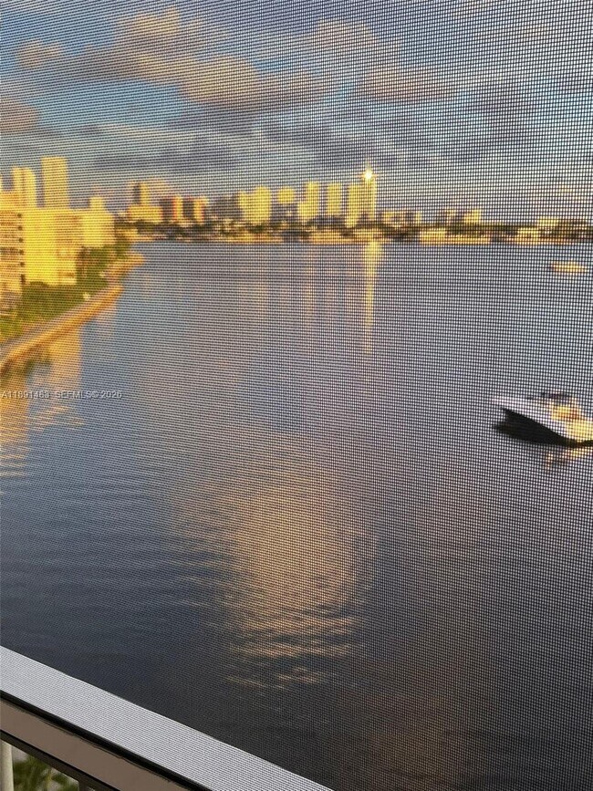 Building Photo - 2910 Point E Dr