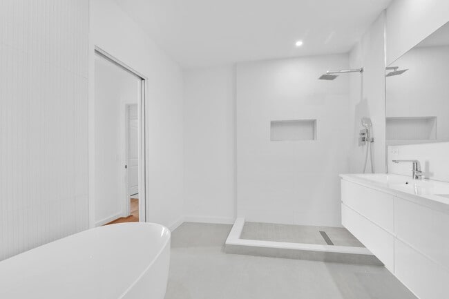 Building Photo - 300 S Australian Ave