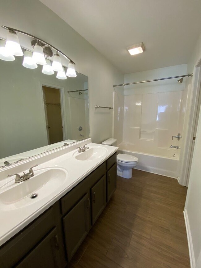Building Photo - West AVL - Spacious Home in Scenic Bluff S...