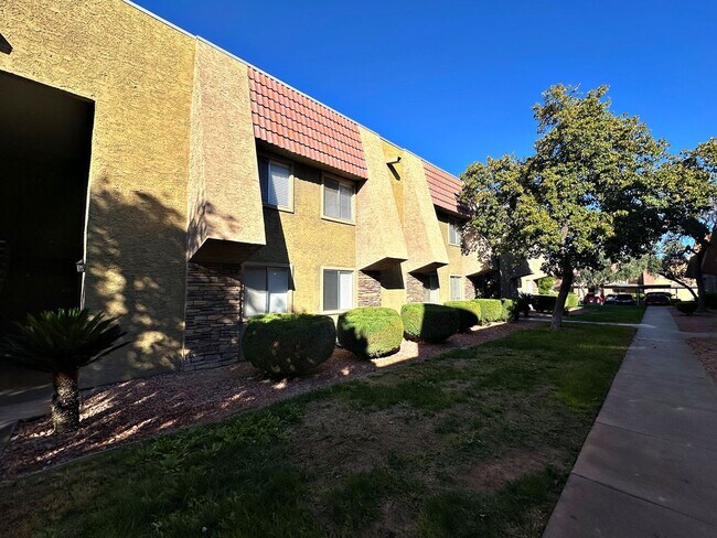Building Photo - 2 BEDROOM 2 BATH FULLY REMODELED CONDO IN GUARD GATED COMMUNITY