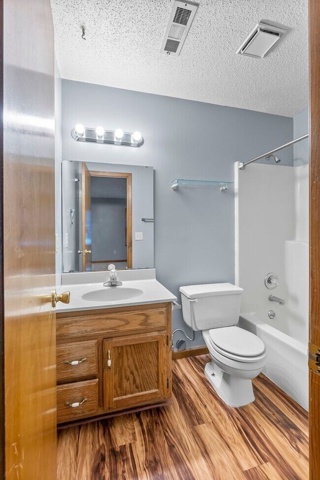 Building Photo - 3707/3709 Stonebridge Dr