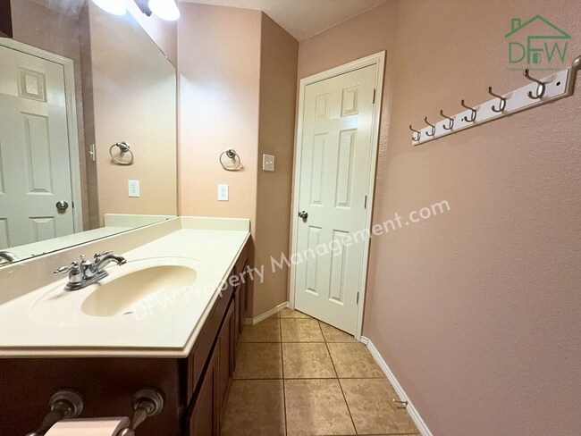Building Photo - Elegant and Spacious 5-Bedroom Home for Lease in Fort Worth