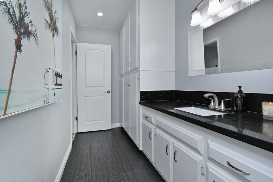 Building Photo - 1351 N Crescent Heights Blvd