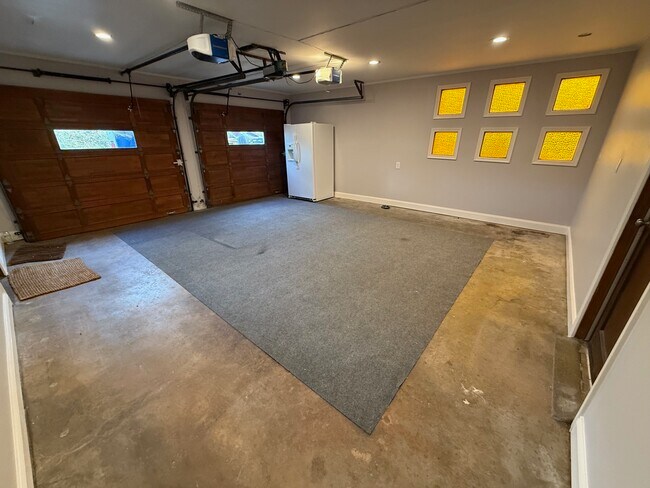 Building Photo - 5755 Doncaster Dr