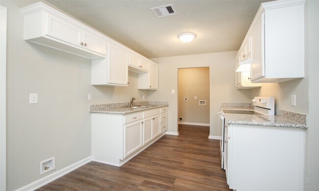 Building Photo - 6110 Glen Lee Dr