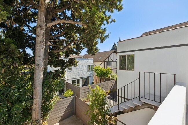 Building Photo - Stunning Luxury 2BR with Wraparound Deck in Downtown Palo Alto