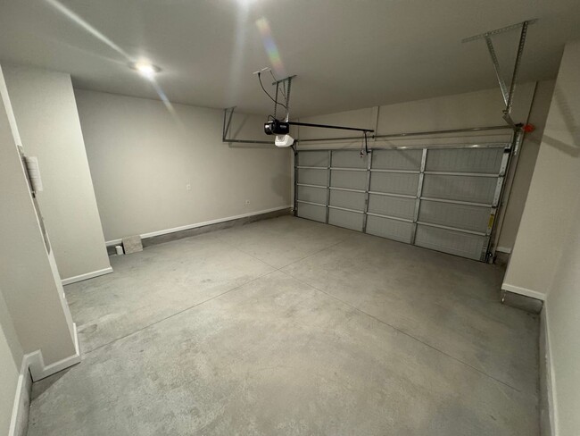 Building Photo - Beautiful 3 Bedroom 3.5 Bath Townhome in L...