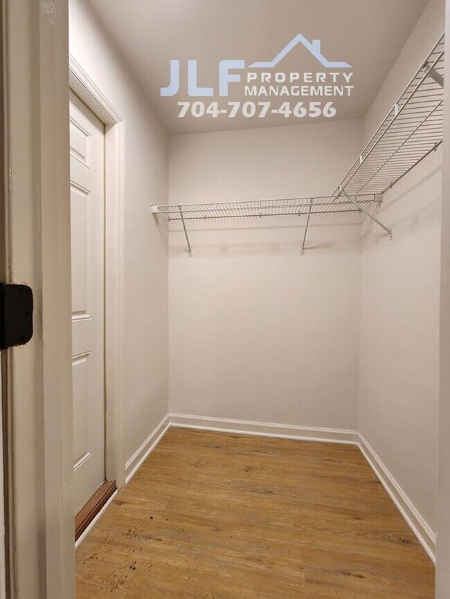 Building Photo - Freshly Updated 2/2 Duplex with Modern Fix...