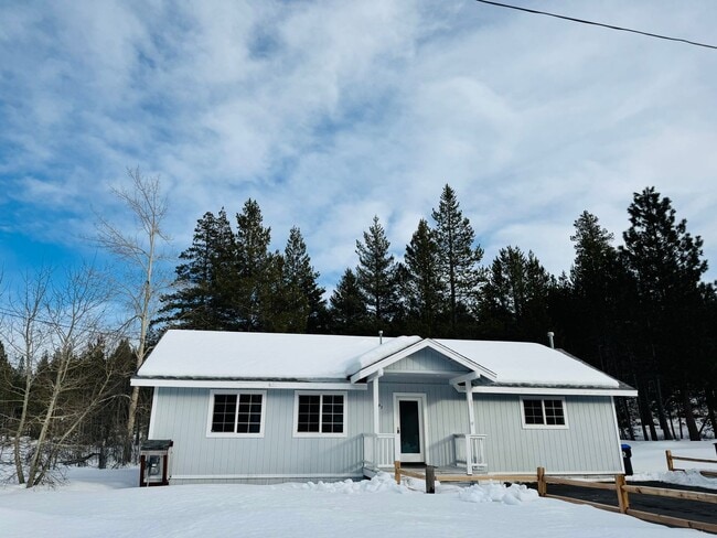 Building Photo - 2 bedroom 2 bath cabin close to hiking and biking trails