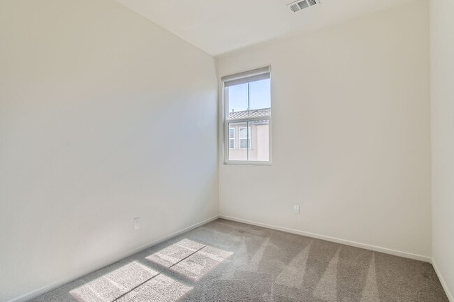 Building Photo - Stylish Three-Story Townhome with Private Courtyard & Pool Access
