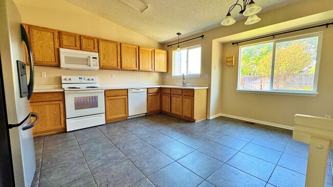 Building Photo - Fantastic Updated 3 Bed 3 Bath in Cherry C...