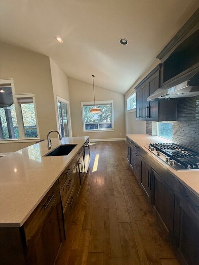 Building Photo - Luxury Home in Stonegate with Community Pool!