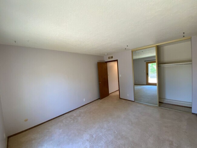 Building Photo - 3 Bedroom Single Story Home Available Near...