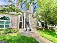Building Photo - 913 Hillside Lake Ter