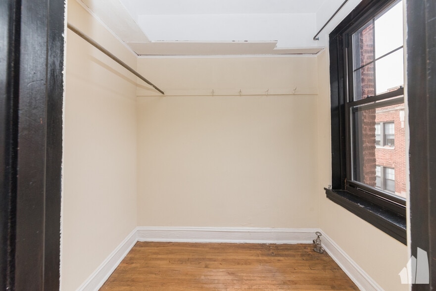 Building Photo - 4407 N Wolcott Ave