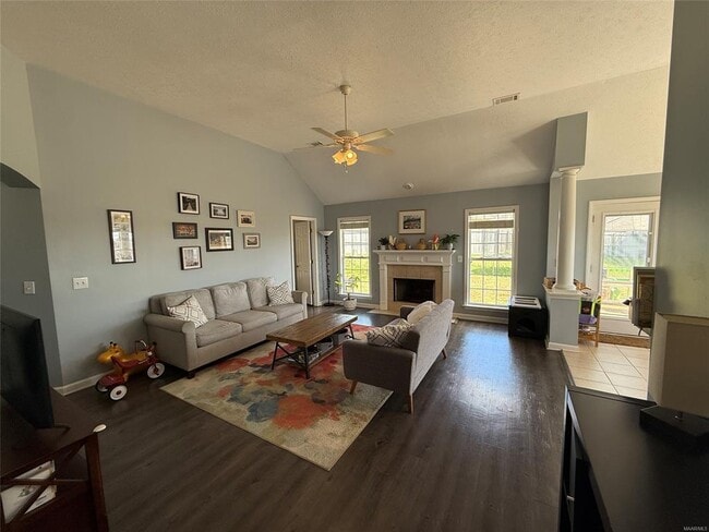 Building Photo - 650 Little Farm Rd