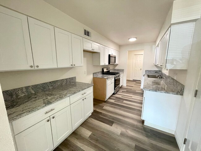 Building Photo - Beautifully Remodeled Large 3 Bedroom 2 Ba...