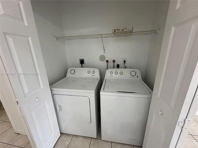 Building Photo - 2308 SE 23rd Terrace