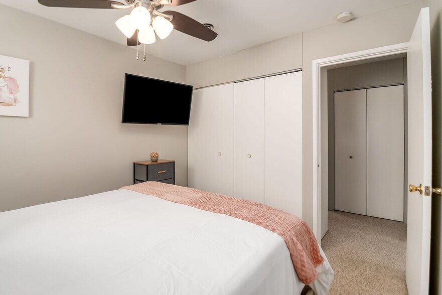 Building Photo - 10225 W 151st St