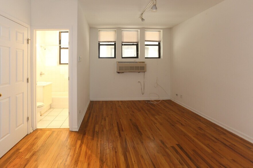 Building Photo - 922 W Dakin St