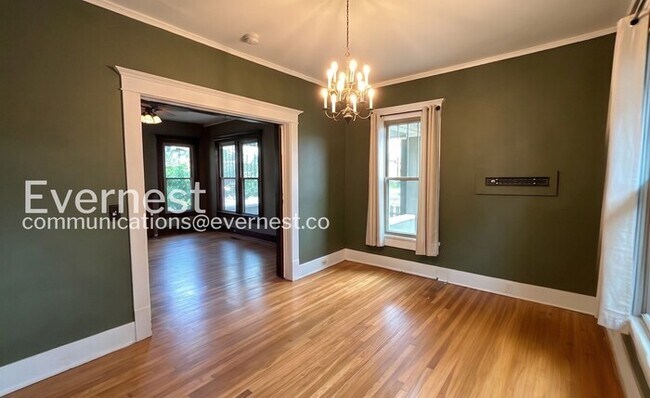 Building Photo - 3 Bed/2 Bath Home with Fenced Yard / Pet-Friendly / Available Now!
