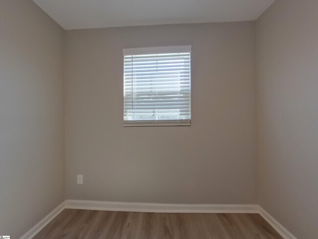 Building Photo - 120 Castlebrook Dr