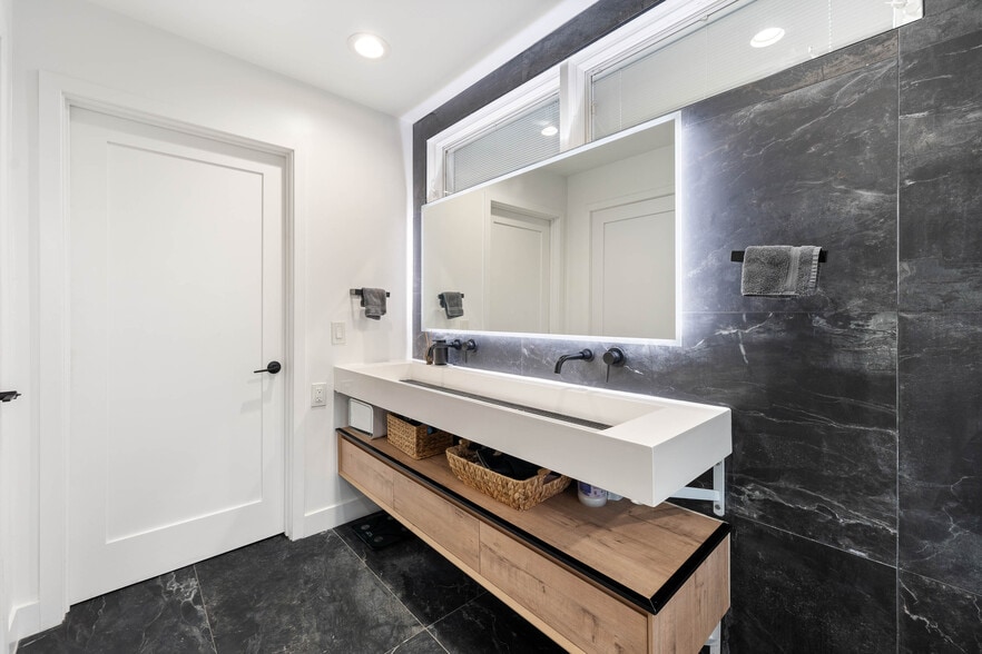 Master bathroom sink for 2 - 3541 Multiview Dr