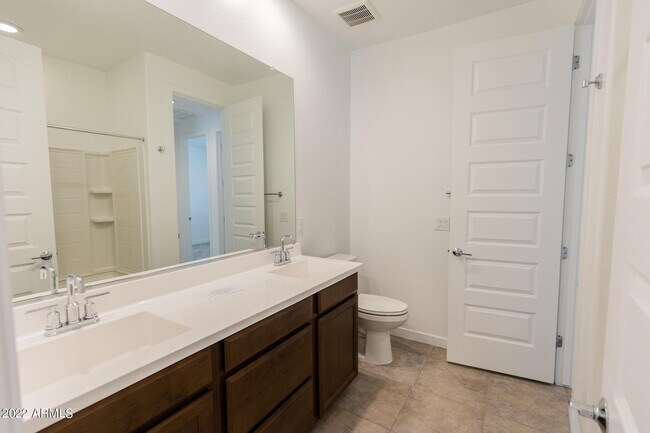 Building Photo - 9323 W Glenrosa Ave