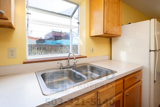 Building Photo - Charming 3 Bedroom Craftsman - Located near Mississippi Avenue!