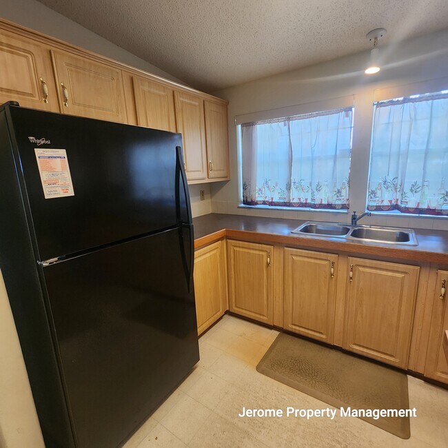 Building Photo - 5924 Vanco Dr