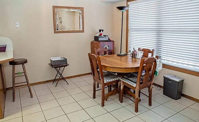 Building Photo - GREAT SINGLE FAMILY Home