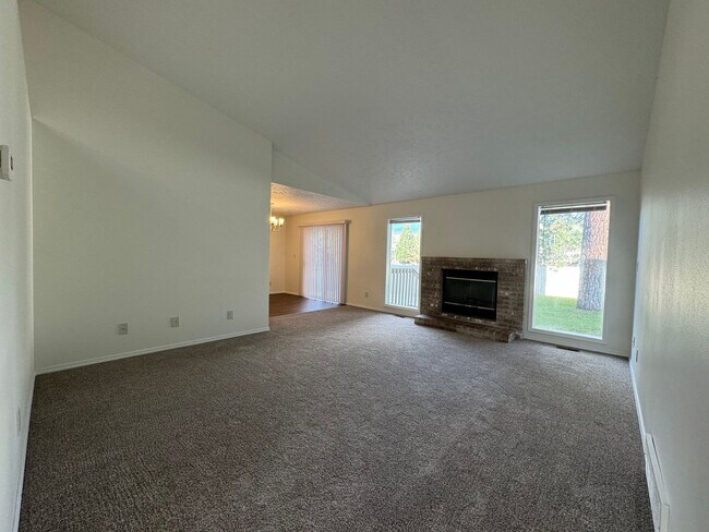 Building Photo - Delightful 2 Bed, 2 Bath Duplex near River...