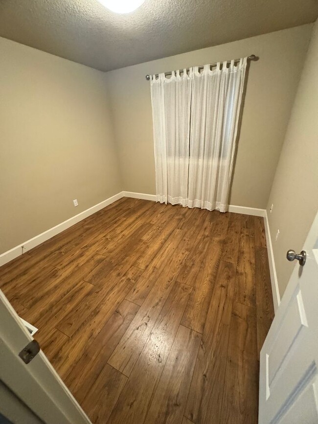 Building Photo - *MOVE IN SPECIAL* $500 off first months re...