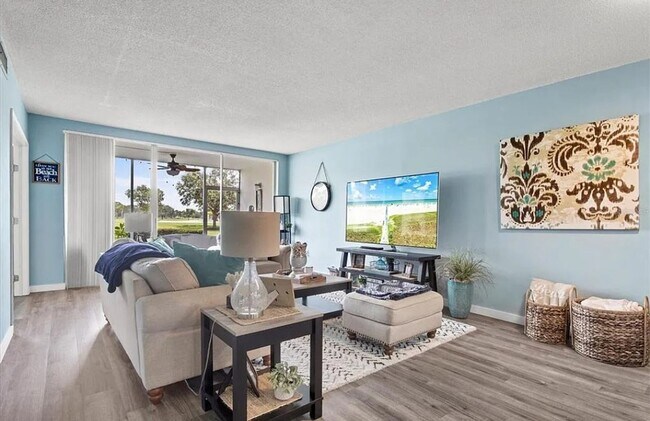 Building Photo - 7461 W Country Club Dr N