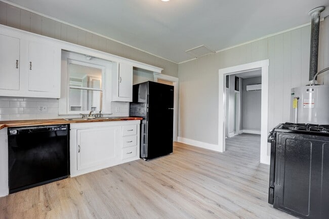 Building Photo - Freshly Updated 3 Bedroom House