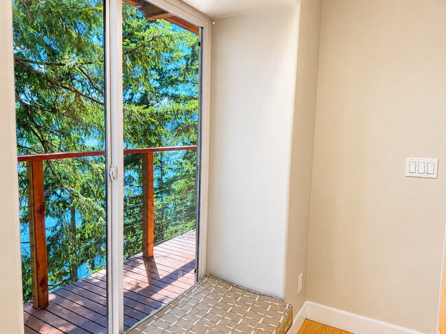 Building Photo - Elevated 2-Bedroom Home with Lake Sammamish Views