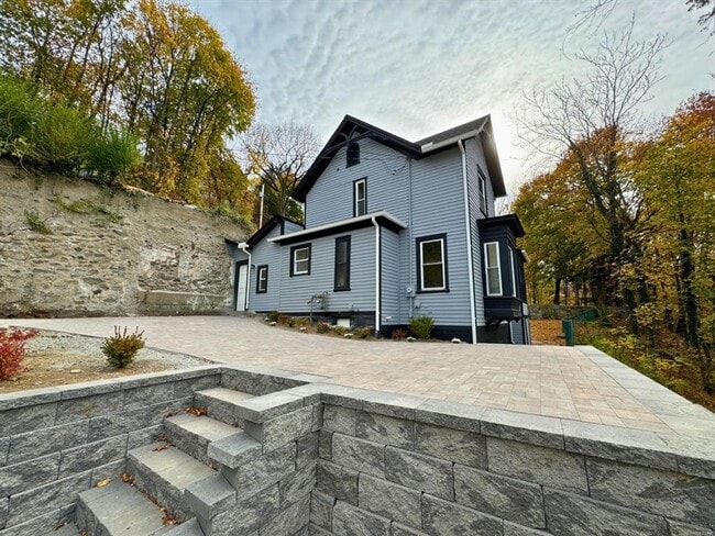 Building Photo - Single Family House in Derby- 3 Bed 2 bath