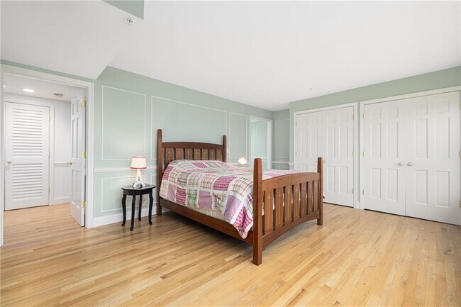 Building Photo - 53 Conanicus Ave