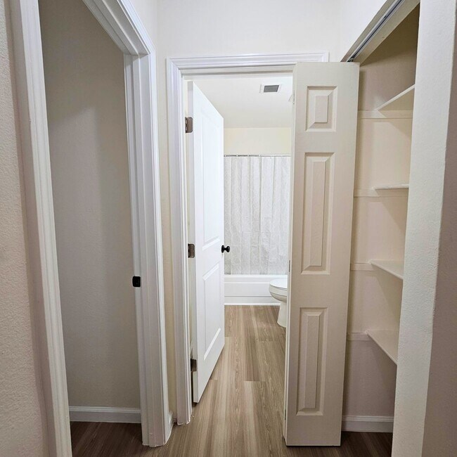 Building Photo - 3BR/2BA Townhome in NLV!